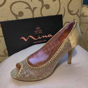 Elegant Ladies shoes, Size 6, Gold, Nina of New York